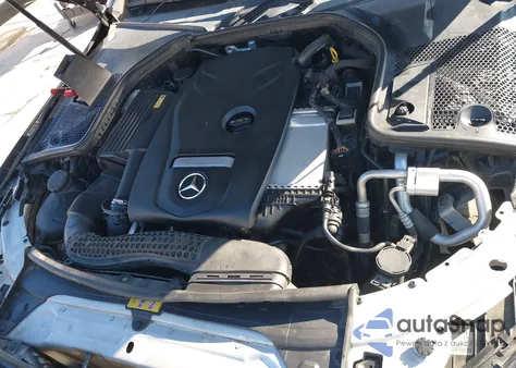 2016 Mercedes-Benz C 300 z USA, uszkodzony, nr VIN 55SWF4JB4GU140658